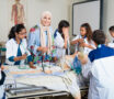 Oud-leerling Maryam Lyousoufi tijdens een gastles Geneeskunde